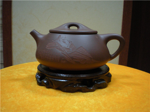 何忍群壺